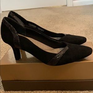 Like new Rockport black pump